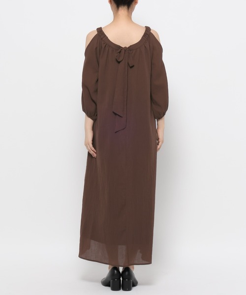 mysty woman（ミスティウーマン）の「【WEB限定】オープンショルダーワンピース　588356（ワンピース・レディース・ブラック/オフホワイト/ブラウン・FREE）」の19枚目の写真