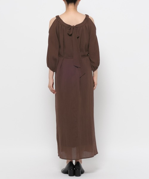 mysty woman（ミスティウーマン）の「【WEB限定】オープンショルダーワンピース　588356（ワンピース・レディース・ブラック/オフホワイト/ブラウン・FREE）」の22枚目の写真