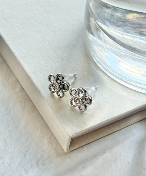 ciite' surgical stainless(シーテサージカルステンレス)の「【 金属アレルギー対応 】ミニフラワービジューピアス サージカルステンレス(両耳用)(ピアス(両耳用)・レディース・ゴールド/シルバー・FREE)」の16枚目の写真