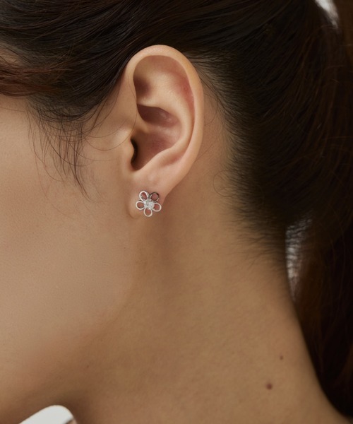 ciite' surgical stainless(シーテサージカルステンレス)の「【 金属アレルギー対応 】ミニフラワービジューピアス サージカルステンレス(両耳用)(ピアス(両耳用)・レディース・ゴールド/シルバー・FREE)」の10枚目の写真