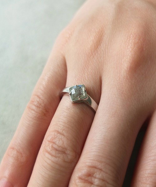 TAKE-UP（テイクアップ）の「【ZOZO限定】スターリングシルバー　ラブラドライト チェスクールリング（リング・レディース・ホワイトゴールド・#10/#12）」の2枚目の写真
