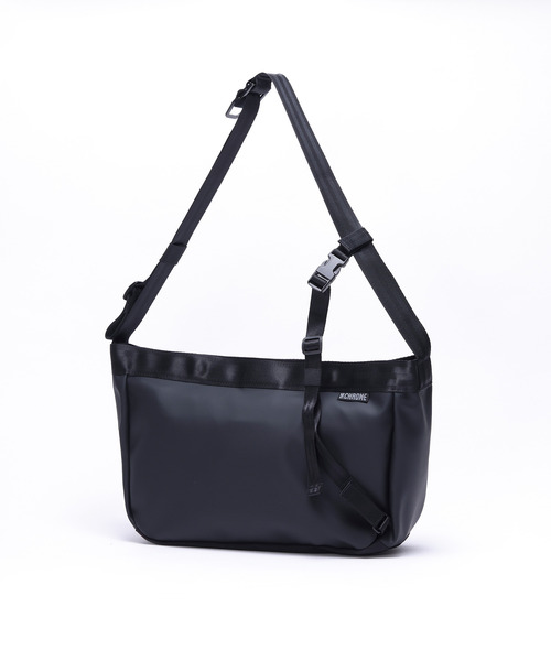 CHROME（クローム）の「［ CHROME / クローム ］NEWSPAPER MESSENGER SM MTBK_MATT BLACK / ニュースペーパー メッセンジャー バッグ マット ブラック 耐水 9L ビッグショルダーバッグ（ショルダーバッグ・メンズ・ブラック系その他・FREE）」の4枚目の写真