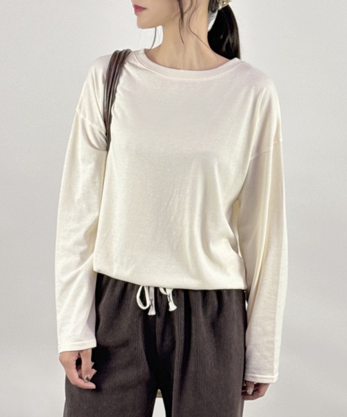 CLOTHY(クロシィ)の「【ゆったり長めのオーバーシルエット】裾カーブビッグロンT(Tシャツ/カットソー・レディース・グリーン/ブラック/モカ/アイボリー/グレイッシュベージュ/ベージュ/チャコールグレー/ブラウン/ローズ/杢グレー/ブルー/オフホワイト・MEDIUM)」の3枚目の写真