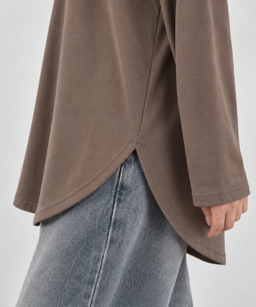 CLOTHY(クロシィ)の「【ゆったり長めのオーバーシルエット】裾カーブビッグロンT(Tシャツ/カットソー・レディース・グリーン/ブラック/モカ/アイボリー/グレイッシュベージュ/ベージュ/チャコールグレー/ブラウン/ローズ/杢グレー/ブルー/オフホワイト・MEDIUM)」の18枚目の写真
