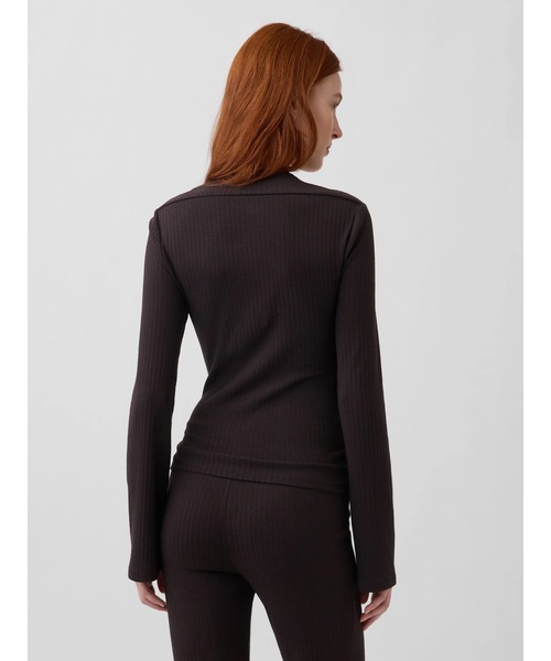 GAP(ギャップ)の「モダンリブ エンベロープネック トップス(Tシャツ/カットソー・レディース・ブラウン/ブラック・XS/S/M/L/XL/XXS)」の6枚目の写真