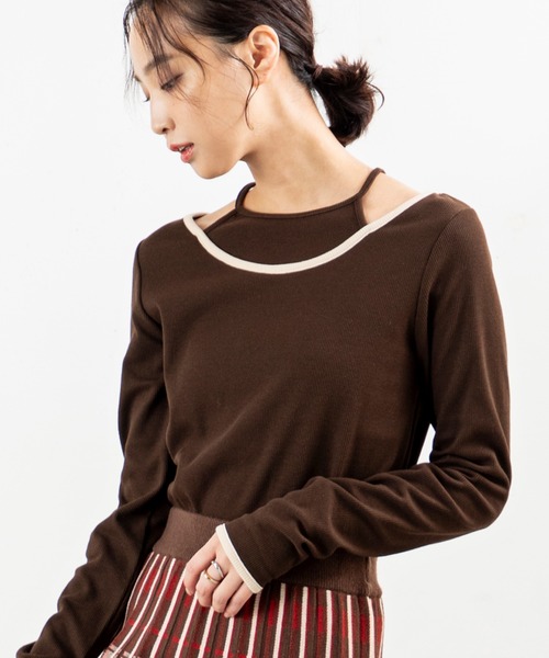 MILLION CARATS（ミリオンカラッツ）の「【配色パイピング×レイヤード風デザイン】細見え効果と抜け感が同時に叶う！伸縮リブ素材で着心地抜群、大人カジュアルに使える万能プルオーバー（Tシャツ/カットソー・レディース・ブラウン/オフホワイト/チャコールグレー/ブラック・FREE）」の4枚目の写真