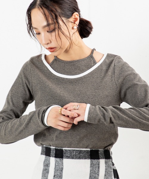 MILLION CARATS（ミリオンカラッツ）の「【配色パイピング×レイヤード風デザイン】細見え効果と抜け感が同時に叶う！伸縮リブ素材で着心地抜群、大人カジュアルに使える万能プルオーバー（Tシャツ/カットソー・レディース・ブラウン/オフホワイト/チャコールグレー/ブラック・FREE）」の3枚目の写真