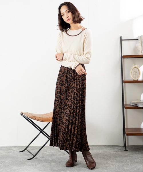 MILLION CARATS（ミリオンカラッツ）の「【配色パイピング×レイヤード風デザイン】細見え効果と抜け感が同時に叶う！伸縮リブ素材で着心地抜群、大人カジュアルに使える万能プルオーバー（Tシャツ/カットソー・レディース・ブラウン/オフホワイト/チャコールグレー/ブラック・FREE）」の8枚目の写真