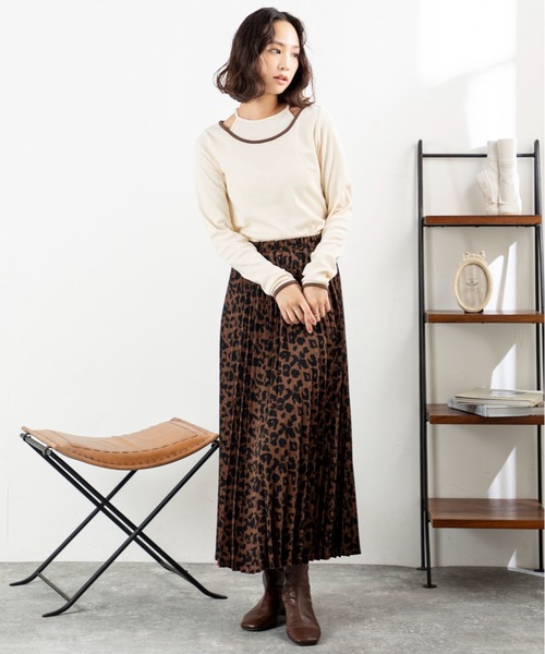 MILLION CARATS（ミリオンカラッツ）の「【配色パイピング×レイヤード風デザイン】細見え効果と抜け感が同時に叶う！伸縮リブ素材で着心地抜群、大人カジュアルに使える万能プルオーバー（Tシャツ/カットソー・レディース・ブラウン/オフホワイト/チャコールグレー/ブラック・FREE）」の14枚目の写真