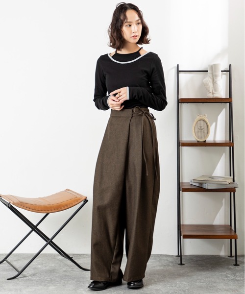 MILLION CARATS（ミリオンカラッツ）の「【配色パイピング×レイヤード風デザイン】細見え効果と抜け感が同時に叶う！伸縮リブ素材で着心地抜群、大人カジュアルに使える万能プルオーバー（Tシャツ/カットソー・レディース・ブラウン/オフホワイト/チャコールグレー/ブラック・FREE）」の15枚目の写真