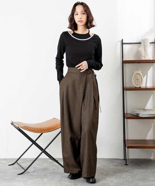 MILLION CARATS（ミリオンカラッツ）の「【配色パイピング×レイヤード風デザイン】細見え効果と抜け感が同時に叶う！伸縮リブ素材で着心地抜群、大人カジュアルに使える万能プルオーバー（Tシャツ/カットソー・レディース・ブラウン/オフホワイト/チャコールグレー/ブラック・FREE）」の17枚目の写真