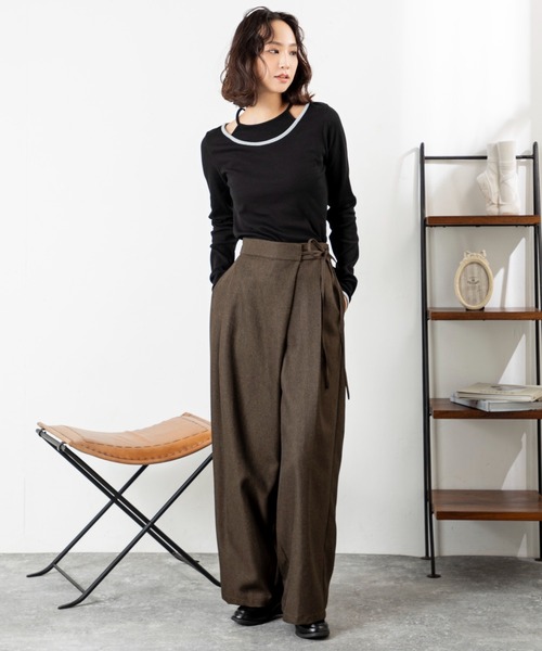 MILLION CARATS（ミリオンカラッツ）の「【配色パイピング×レイヤード風デザイン】細見え効果と抜け感が同時に叶う！伸縮リブ素材で着心地抜群、大人カジュアルに使える万能プルオーバー（Tシャツ/カットソー・レディース・ブラウン/オフホワイト/チャコールグレー/ブラック・FREE）」の18枚目の写真