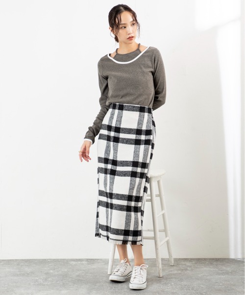 MILLION CARATS（ミリオンカラッツ）の「【配色パイピング×レイヤード風デザイン】細見え効果と抜け感が同時に叶う！伸縮リブ素材で着心地抜群、大人カジュアルに使える万能プルオーバー（Tシャツ/カットソー・レディース・ブラウン/オフホワイト/チャコールグレー/ブラック・FREE）」の19枚目の写真