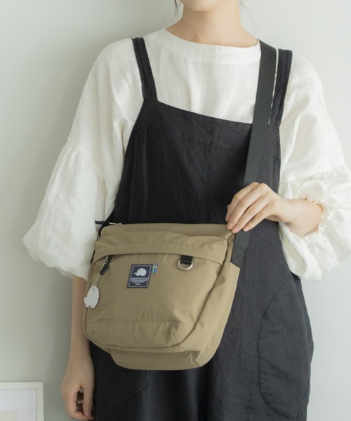 SCANDINAVIAN FOREST(スカンジナビアン・フォレスト)の「スタンスクエアショルダー<撥水加工>(ショルダーバッグ・レディース・ブラック/グレー/ベージュ・FREE)」の4枚目の写真