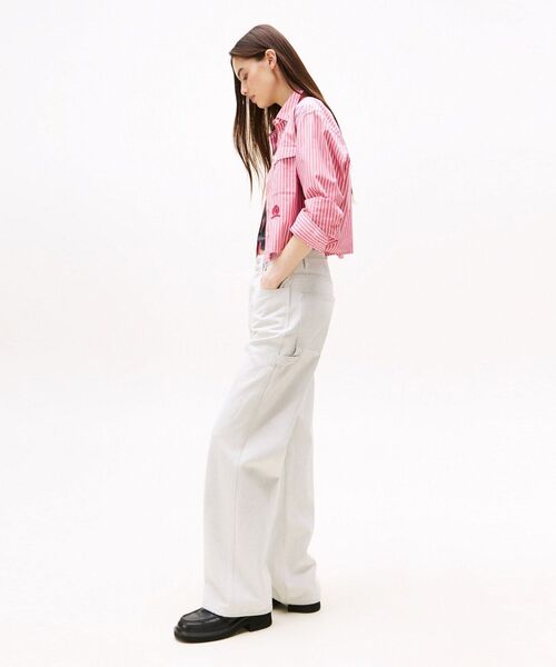 tommy jeans(トミー ジーンズ)の「リラックスカーペンターパンツ(デニムパンツ・レディース・ホワイト系その他2・25inch/26inch/27inch/24inch)」の3枚目の写真