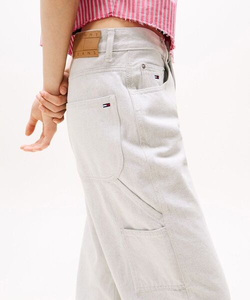 tommy jeans(トミー ジーンズ)の「リラックスカーペンターパンツ(デニムパンツ・レディース・ホワイト系その他2・25inch/26inch/27inch/24inch)」の4枚目の写真
