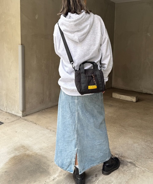 LBC（エルビーシー）の「KiU キウ スクエアパデッドミニボストンバッグ（ボストンバッグ・レディース・ブラック/カーキ/アイボリー・FREE）」の4枚目の写真