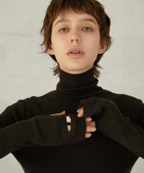 LA PEAU DE GEM(ラポドゥジェム)の「【LA PEAU DE GEM】handhole turtle knit/ハンドホールタートルニット(ニット/セーター・レディース・ベージュ/ブラウン/ブラック/グレー・FREE)」の4枚目の写真