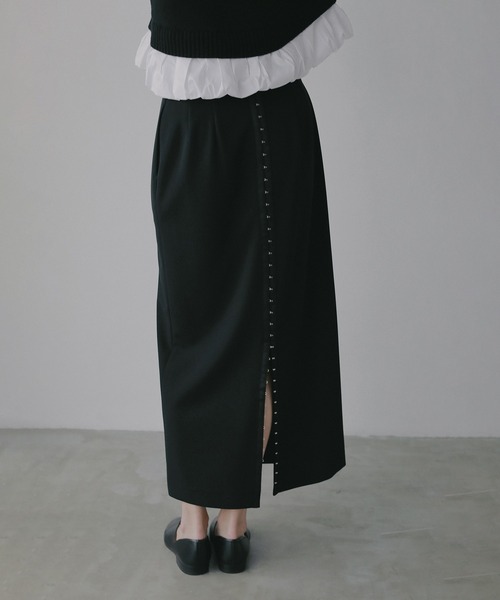 MANOF(マノフ)の「TAPE DETAIL STRAIGHT SKIRT(スカート・レディース・ベージュ/レッド/ブラック・S/M)」の2枚目の写真