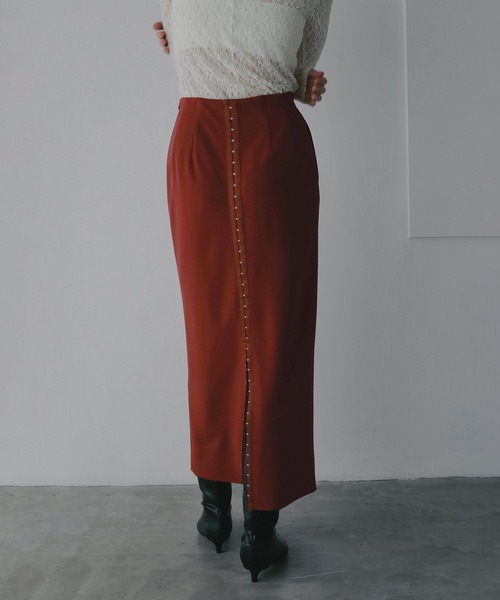 MANOF(マノフ)の「TAPE DETAIL STRAIGHT SKIRT(スカート・レディース・ベージュ/レッド/ブラック・S/M)」の9枚目の写真