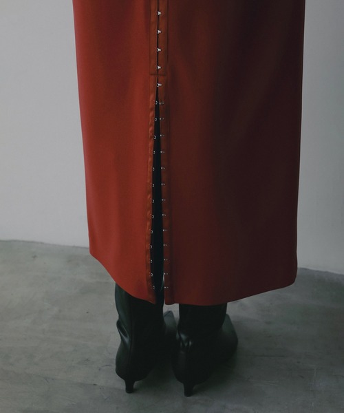 MANOF(マノフ)の「TAPE DETAIL STRAIGHT SKIRT(スカート・レディース・ベージュ/レッド/ブラック・S/M)」の10枚目の写真