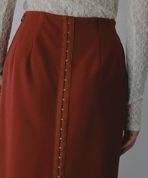 MANOF(マノフ)の「TAPE DETAIL STRAIGHT SKIRT(スカート・レディース・ベージュ/レッド/ブラック・S/M)」の11枚目の写真