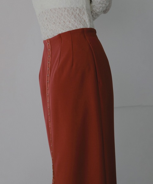 MANOF(マノフ)の「TAPE DETAIL STRAIGHT SKIRT(スカート・レディース・ベージュ/レッド/ブラック・S/M)」の12枚目の写真