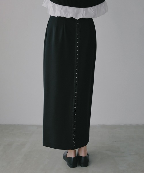 MANOF(マノフ)の「TAPE DETAIL STRAIGHT SKIRT(スカート・レディース・ベージュ/レッド/ブラック・S/M)」の15枚目の写真
