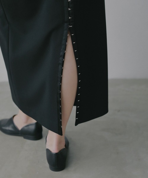 MANOF(マノフ)の「TAPE DETAIL STRAIGHT SKIRT(スカート・レディース・ベージュ/レッド/ブラック・S/M)」の19枚目の写真