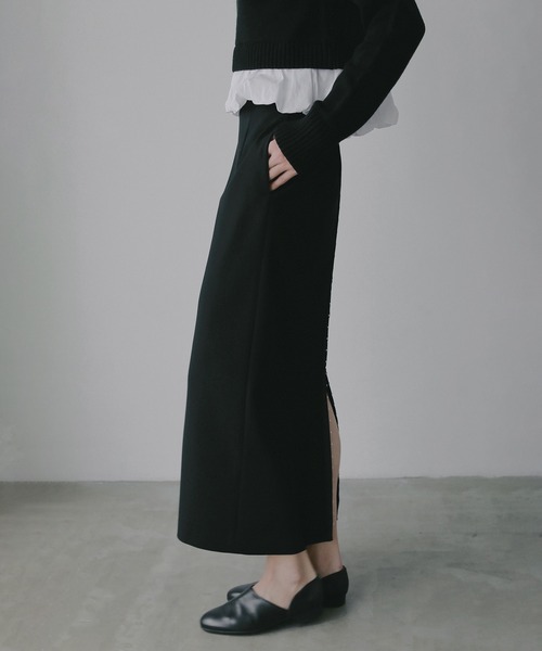 MANOF(マノフ)の「TAPE DETAIL STRAIGHT SKIRT(スカート・レディース・ベージュ/レッド/ブラック・S/M)」の14枚目の写真