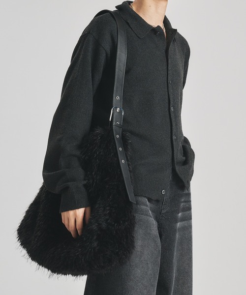 selle glant(セレグランテ)の「FAKE FUR BELT DESIGN SHOULDER BAG/フェイクファーベルトデザインショルダーバッグ(ショルダーバッグ・メンズ・ブラック/グレイッシュベージュ・FREE)」の5枚目の写真
