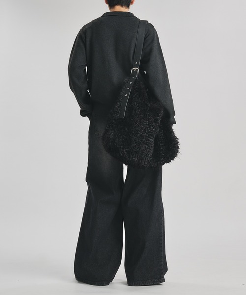 selle glant(セレグランテ)の「FAKE FUR BELT DESIGN SHOULDER BAG/フェイクファーベルトデザインショルダーバッグ(ショルダーバッグ・メンズ・ブラック/グレイッシュベージュ・FREE)」の11枚目の写真