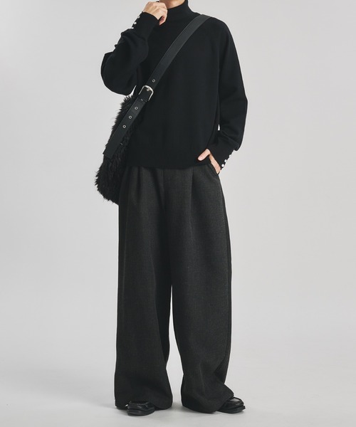 selle glant(セレグランテ)の「FAKE FUR BELT DESIGN SHOULDER BAG/フェイクファーベルトデザインショルダーバッグ(ショルダーバッグ・メンズ・ブラック/グレイッシュベージュ・FREE)」の16枚目の写真