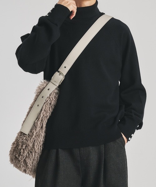 selle glant(セレグランテ)の「FAKE FUR BELT DESIGN SHOULDER BAG/フェイクファーベルトデザインショルダーバッグ(ショルダーバッグ・メンズ・ブラック/グレイッシュベージュ・FREE)」の19枚目の写真