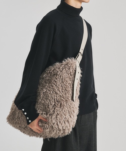 selle glant(セレグランテ)の「FAKE FUR BELT DESIGN SHOULDER BAG/フェイクファーベルトデザインショルダーバッグ(ショルダーバッグ・メンズ・ブラック/グレイッシュベージュ・FREE)」の20枚目の写真