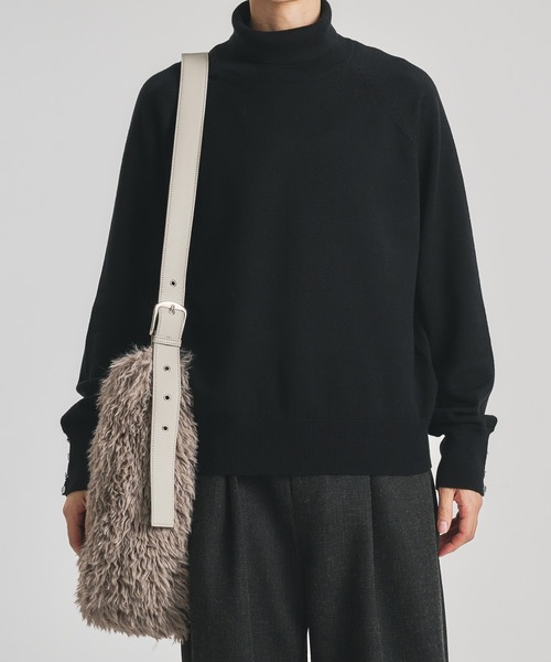 selle glant(セレグランテ)の「FAKE FUR BELT DESIGN SHOULDER BAG/フェイクファーベルトデザインショルダーバッグ(ショルダーバッグ・メンズ・ブラック/グレイッシュベージュ・FREE)」の21枚目の写真