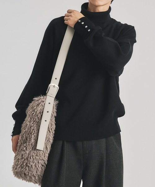 selle glant(セレグランテ)の「FAKE FUR BELT DESIGN SHOULDER BAG/フェイクファーベルトデザインショルダーバッグ(ショルダーバッグ・メンズ・ブラック/グレイッシュベージュ・FREE)」の22枚目の写真