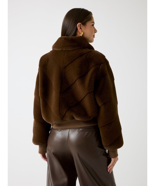 Guess（ゲス）の「MAYA Faux Fur Jacket アウター ジャケット （ブルゾン・レディース・ブラウン・MEDIUM）」の2枚目の写真