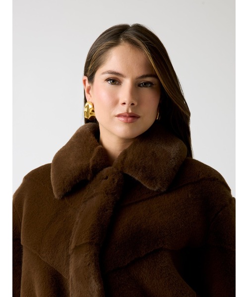 Guess（ゲス）の「MAYA Faux Fur Jacket アウター ジャケット （ブルゾン・レディース・ブラウン・MEDIUM）」の4枚目の写真