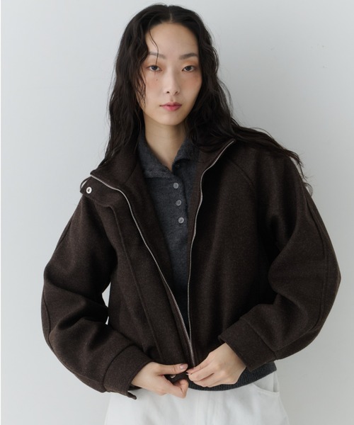 NUJOH(ヌゾ)の「Minimal Volume Zip Blouson / ミニマルボリュームジップブルゾン(ブルゾン・レディース・ブラウン/ライトベージュ/チャコールグレー・FREE)」の3枚目の写真