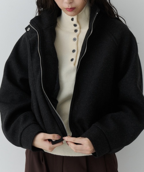 NUJOH(ヌゾ)の「Minimal Volume Zip Blouson / ミニマルボリュームジップブルゾン(ブルゾン・レディース・ブラウン/ライトベージュ/チャコールグレー・FREE)」の2枚目の写真