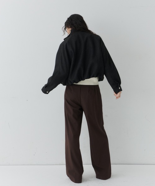 NUJOH(ヌゾ)の「Minimal Volume Zip Blouson / ミニマルボリュームジップブルゾン(ブルゾン・レディース・ブラウン/ライトベージュ/チャコールグレー・FREE)」の8枚目の写真
