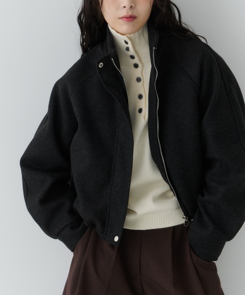 NUJOH(ヌゾ)の「Minimal Volume Zip Blouson / ミニマルボリュームジップブルゾン(ブルゾン・レディース・ブラウン/ライトベージュ/チャコールグレー・FREE)」の9枚目の写真