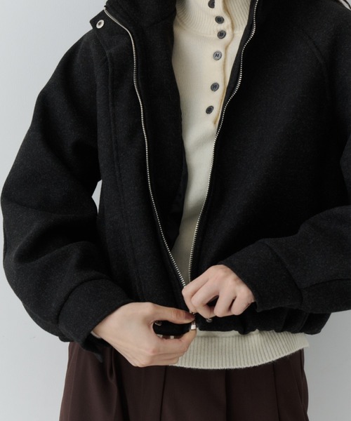 NUJOH(ヌゾ)の「Minimal Volume Zip Blouson / ミニマルボリュームジップブルゾン(ブルゾン・レディース・ブラウン/ライトベージュ/チャコールグレー・FREE)」の10枚目の写真