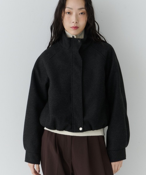 NUJOH(ヌゾ)の「Minimal Volume Zip Blouson / ミニマルボリュームジップブルゾン(ブルゾン・レディース・ブラウン/ライトベージュ/チャコールグレー・FREE)」の12枚目の写真