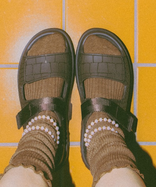 UGG(アグ)の「UGG W GOLDENGLOW EMBOSSED / アグ ゴールデングロウ エンボス(サンダル・レディース・スモークグレー・22.0cm/23.0cm/24.0cm/25.0cm)」の2枚目の写真