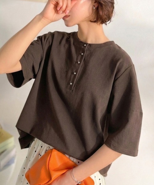 classicalelf(クラシカルエルフ)の「着映え度100%。前後2wayボールボタンランタンスリーブイージーケアプルオーバー(Tシャツ/カットソー・レディース・オフホワイト/ブラウン/アイボリー/ブラック/グリーン・X-LARGE/SMALL/MEDIUM/LARGE)」の4枚目の写真