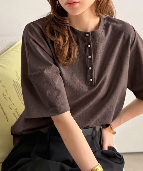 classicalelf(クラシカルエルフ)の「着映え度100%。前後2wayボールボタンランタンスリーブイージーケアプルオーバー(Tシャツ/カットソー・レディース・オフホワイト/ブラウン/アイボリー/ブラック/グリーン・X-LARGE/SMALL/MEDIUM/LARGE)」の6枚目の写真