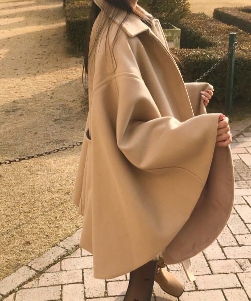 Diosfront（ディオスフロント）の「オーバーサイズメルトンポンチョコート（ポンチョ・レディース・ベージュ/ブラック・FREE）」の7枚目の写真