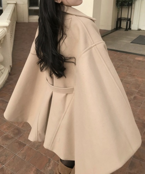 Diosfront（ディオスフロント）の「オーバーサイズメルトンポンチョコート（ポンチョ・レディース・ベージュ/ブラック・FREE）」の8枚目の写真